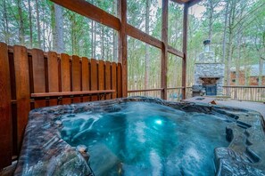 Outdoor spa tub