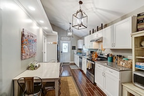 Full Kitchen with dishwasher