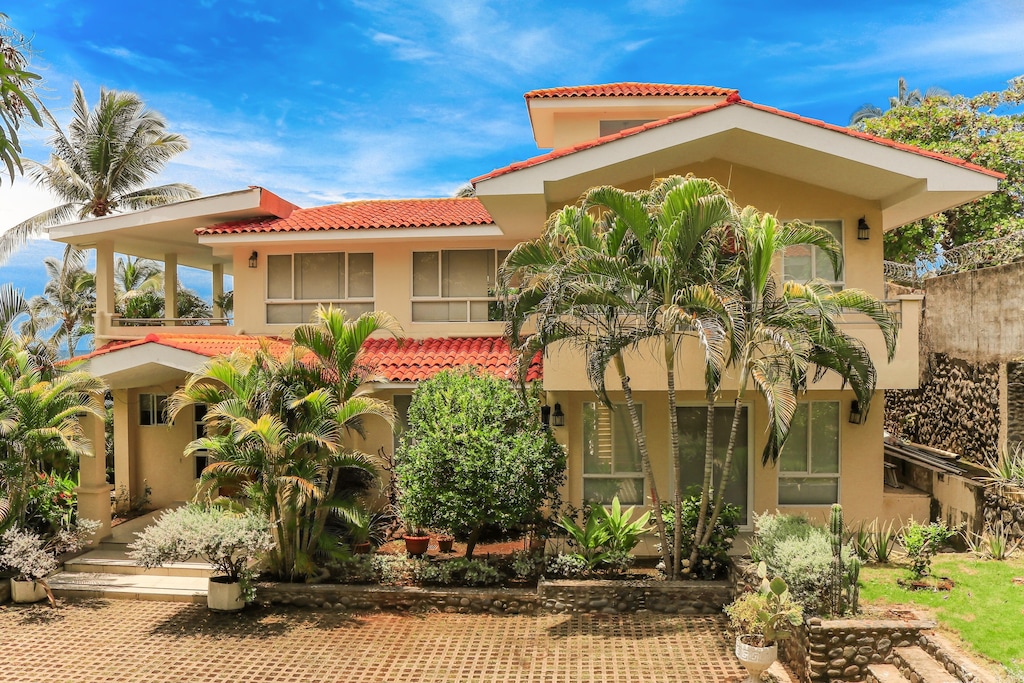 Large and airy oceanfront home! surrounded by a beautiful garden El Zonte