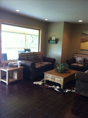 Upper family area. TV ,books,games and a Lakeview!