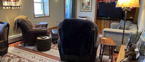 Comfortable living room, dining room. 52” TV for streaming.