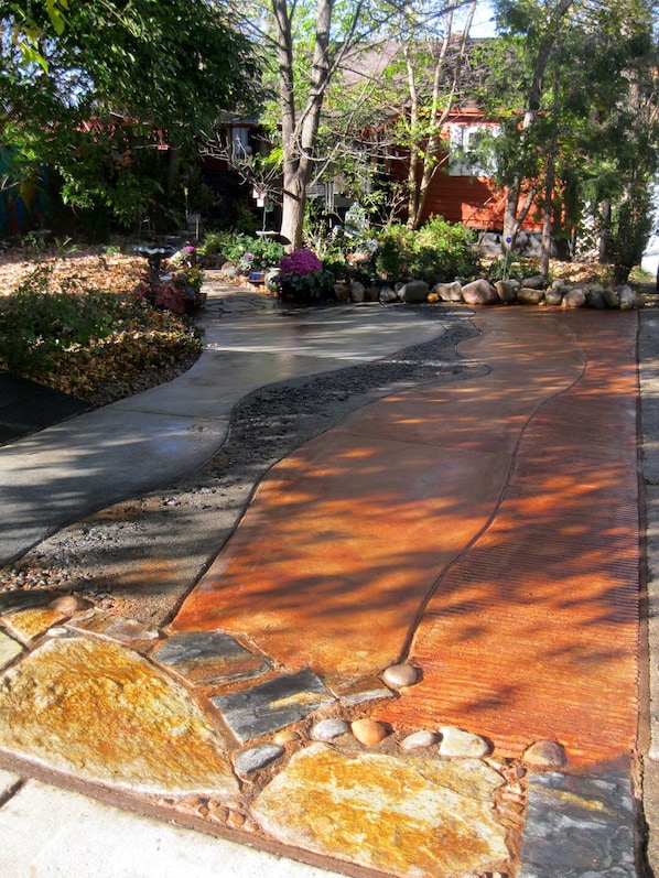 WELCOME
owner-designed driveway