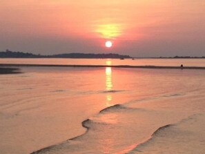 Incredible sunsets from the beach, decks, windows and moonrise from east decks.