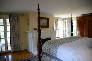 Lakeview Master Porch Suite