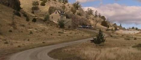 The driveway up to Rainbow's Landing Retreat