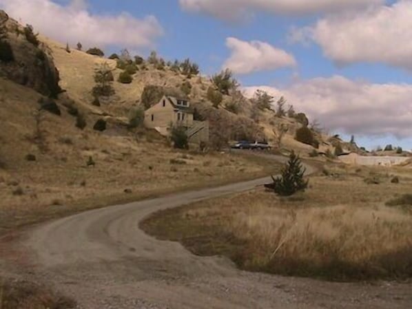 The driveway up to Rainbow's Landing Retreat