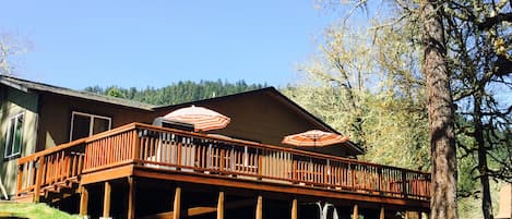 Enjoy relaxing on the extra large deck over looking the beautiful Rogue river! 
