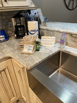 Kitchen farm sink