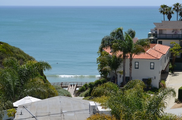 View from the roof top. SC beach trail and Mariposa beach access 2min walk