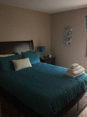 Bedroom 3 W/ Queen bed