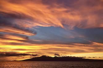 Affordable oceanfront condo, amazing views, sunsets, beaches, pool in West Maui