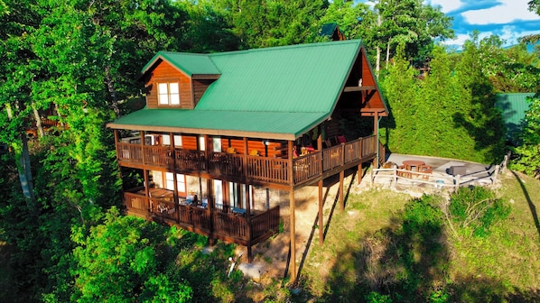 Stunning panoramic views,
3 K suites /3 levels, 2 1/2 miles fr Gatlinburg fork