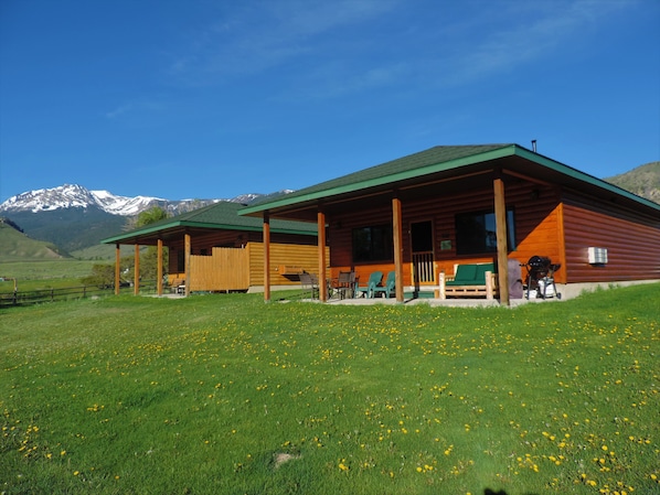 The Grizzly Den Cabin  on Rvr (121449) 
 www.thegrizzlydencabin.com 406-848-1610