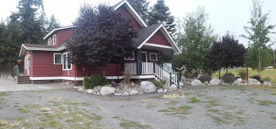 Vintage Island Home 2 Blocks From Town. 4 Bdrs, 2 Kitchens, 3 Bath. Can Sleep 14