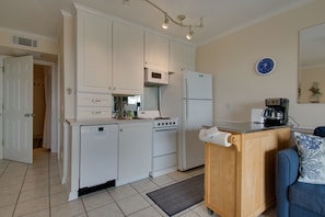 Fully equipped kitchen. Dishwasher, Ice Maker, Oven, four eye range & microwave 