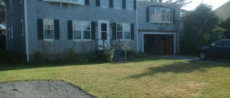 Walk to beach. Two story colonial on Town Neck 