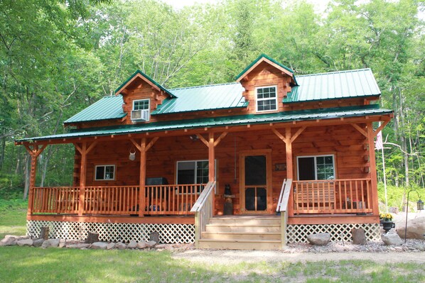 Cozy Authentic Amish Cabin