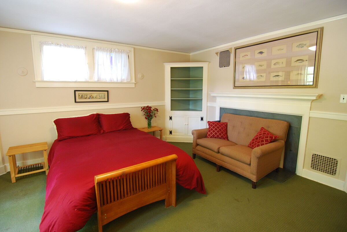 Charming Patio Apartment – ideally located near Arboretum, Downtown, UM Hospital