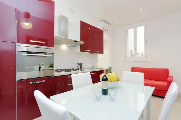 Rome Colosseum Apartment - Living room and Kitchen. Table is expandable per 9 