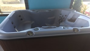 6 person outdoor hot tub open all seasons
