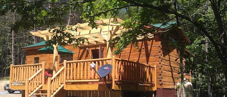 Secluded Cabin with hot tub on back deck