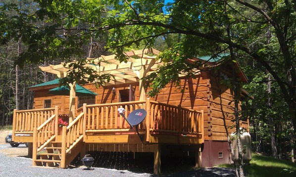 Secluded Cabin with hot tub on back deck