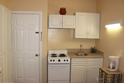 Private 1BR Suite On Million $ Estate - NEW KING BED- Pick Oranges by Front Door