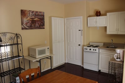 Private 1BR Suite On Million $ Estate - NEW KING BED- Pick Oranges by Front Door