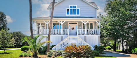 Large house on Isle of Palms close to the marina.  Room for everyone!