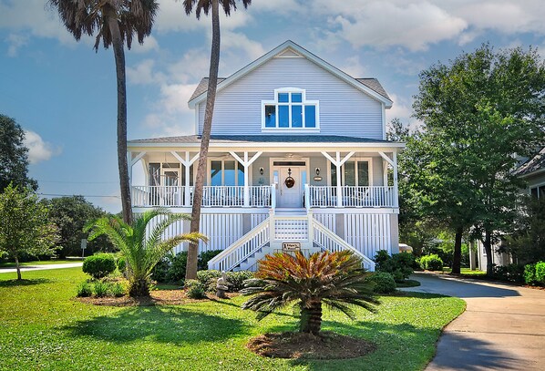 Large house on Isle of Palms close to the marina.  Room for everyone!