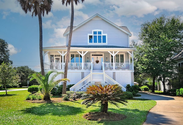 Large house on Isle of Palms close to the marina.  Room for everyone!