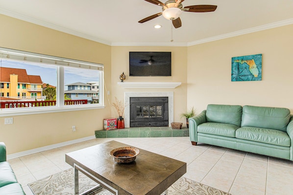 Spaciouse sitting room with sleeper sofa