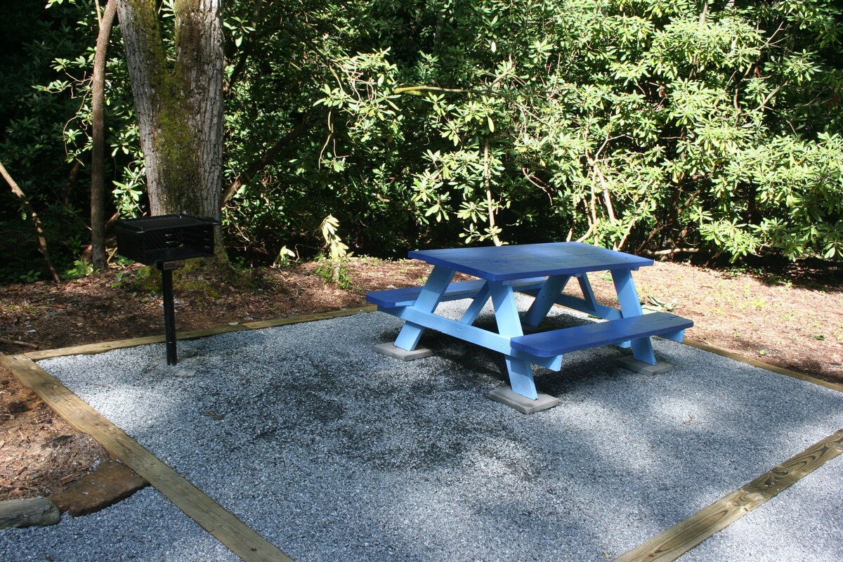Mountain Shadows – Cottage on Stream – Hot Tub – Grill – Gas Fireplace – Pets OK