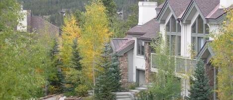 Alpine Inspired, Private, Highlander Neighborhood Steps from Ski in/out 
