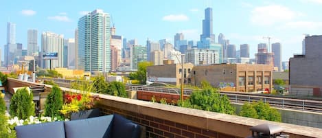 ★ FULTON MARKET TOWNHOUSE★ a magical and modern city getaway, nestled on the quiet edge of downtown Chicago, with stunning views of the city skyline. 