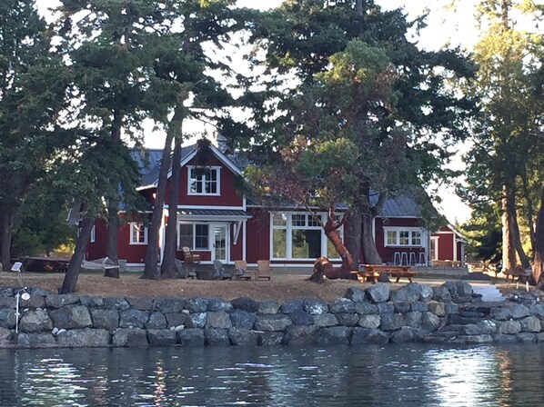 Main House and a high tide