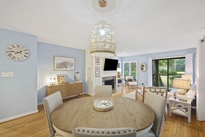 Dining Area with Table Seating for 6