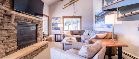 Living room with view of the slopes and mountains.