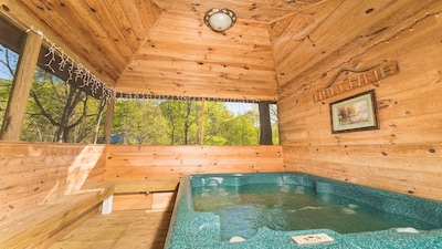 Private log cabin at the foot of the Smoky Mountains