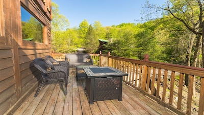 Private log cabin at the foot of the Smoky Mountains