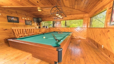 Private log cabin at the foot of the Smoky Mountains