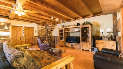 Private log cabin at the foot of the Smoky Mountains