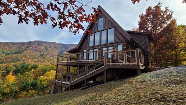 Welcome to Southern Drawl Cabin 2500 feet up on Cove Mountain