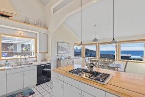 Kitchen with Gas cooktop
