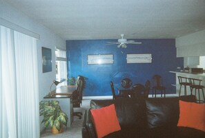 Work station at left - for those working vacations