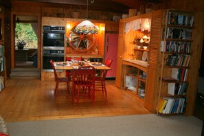 The Breakfast area next to the kitchen