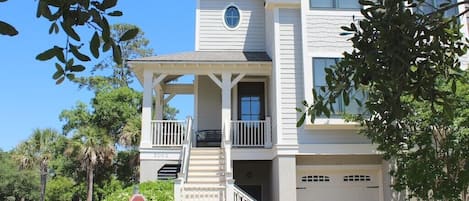 3002 Salt Marsh is a lovely town home in a great location just outside the Seabrook Island gate.
