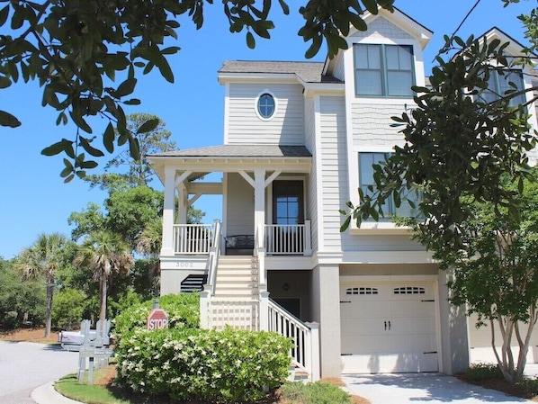 3002 Salt Marsh is a lovely town home in a great location just outside the Seabrook Island gate.