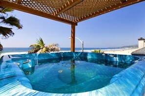 EXTRA LARGE HOT TUB  OVERLOOKING THE PACIFIC OCEAN  & MISSION BAY .