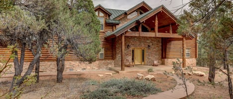 Authentic Log Home with Zion Red Rock